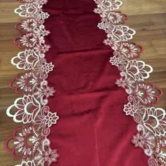 赤色と白色の花柄テーブルセンター