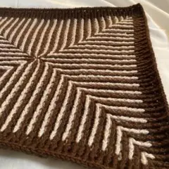 かぎ針編みのスクエアブランケット　ブラウン×ベージュ　ひざ掛け　マルチカバー