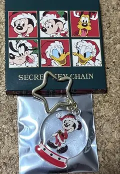 ディズニーストア　クリスマス　2025 シークレットキーチェーン　ミッキー