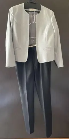 INEDグレー ノーカラージャケットとブラックパンツセットアップ