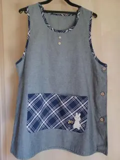 ウサギ刺繍付きデニム風エプロン　M～Lサイズ