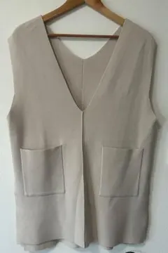 ベージュ Vネック ニットベスト ポケット付き