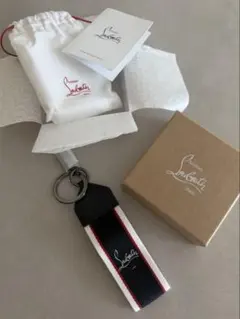 極美品】クリスチャンルブタン キーリング レッドソール ロゴ金具 赤