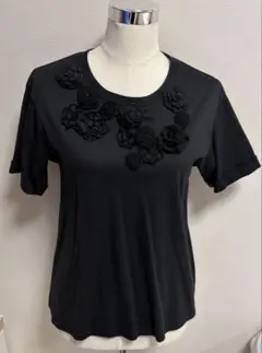 《INGEBORG》　ブラック ９号　花モチーフ 半袖Tシャツ