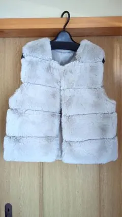 【新品、未使用】pleasing フェイクファーベスト　グレー