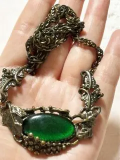 美しい濃い緑色素敵　可愛いオーバル型ネックレス　アンティーク風渋め色年代物レトロ