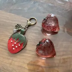 いちごモチーフキーホルダーハンドメイド花のチャーム付き