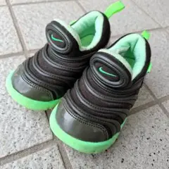 NIKE ダイナモフリー スニーカー 14ブラック 黒 緑