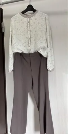 オフィスカジュアル　花柄長袖シャツとワイドパンツセット