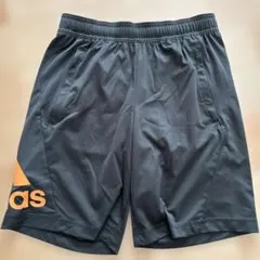 adidas カーキ ハーフパンツ オレンジロゴ