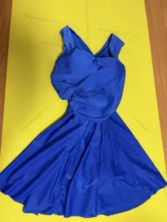 青いワンピース水着 クロスバックデザイン