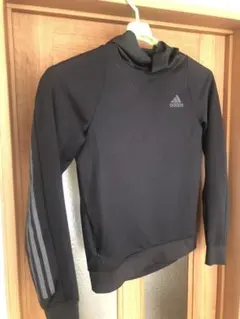 adidas ブラック フード付きパーカー