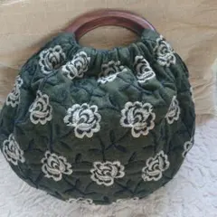 花刺繍の丸いバッグ