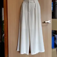 レディース　ページボーイ　クリーム　 ワイドパンツ　ガウチョパンツ　 Mサイズ