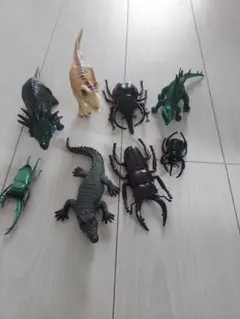 恐竜と昆虫のフィギュア8体セット