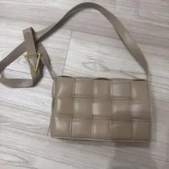 ウーブンデザイン ベージュショルダーバッグ