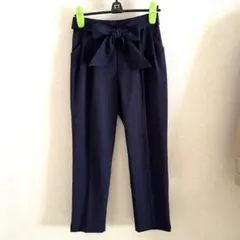 VIS ネイビー リボン付きテーパードパンツ