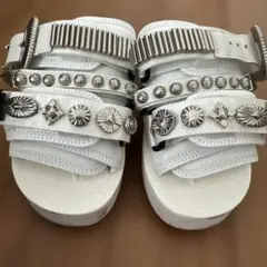 トーガ スイコックTOGA × SUICOKE メタル装飾付きホワイトサンダルのサムネイル