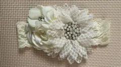 ホワイト花飾り　ベビー　ヘアバンド