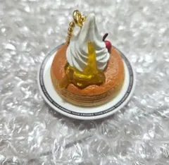 一番くじ コメダ珈琲店 ミニフィギュアチャーム E賞 シロノワールのサムネイル