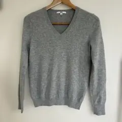 ユニクロ　カシミヤセーター　Vネック　グレイ　Mサイズ