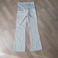 ベージュ マタニティ フレアパンツ