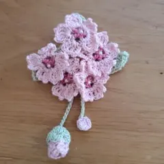 桜の花のかぎ針編みブローチ　ハンドメイド