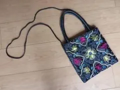 HRM416）フラワーモチーフの刺繍が施されたサテン製のミニ2ウェイバッグ。