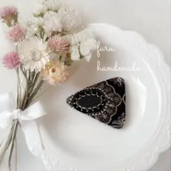 インド刺繍リボン　三角パッチンピン　黒　ベルベット生地
