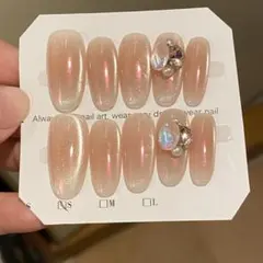 ラメ入りピンクネイルチップ 10個入りマグネットキラキラ　オーロラ　ストーン付き