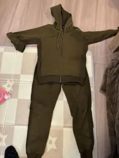 AKMオリーブグリーン フルジップフーディとスウェットパンツセット