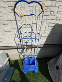 小学校 青いプラスチック植木鉢スタンドのサムネイル