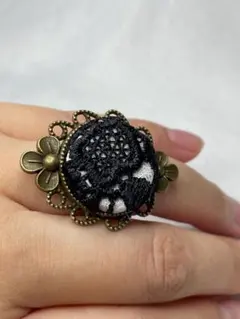 黒と白の花レース刺繍リング