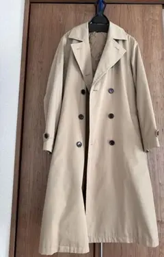 ベージュ ダブルブレスト トレンチコート