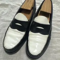 黒と白のレザー ローファー