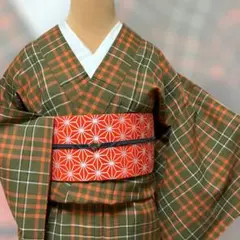 チェック柄が可愛いカジュアル着物‼️紬　単衣　カーキオレンジ系　手縫い