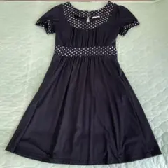 黒いドット柄半袖ワンピース