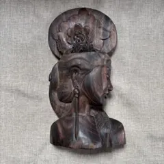 木彫りの彫刻品