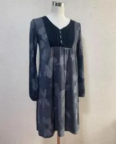 肌ざわり良い　a.v.v standard　グレー花柄ワンピース