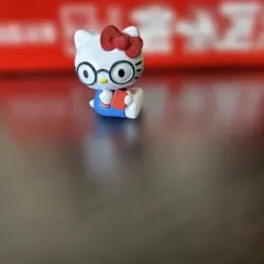 ガチャガチャ　サンリオキャラクターズ　めがねっこちゃんフィギュア　ハローキティ