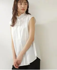 フリルネックブラウス