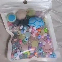 ビーズとポンポンのセット Ⓒ