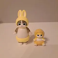 ウサギの帽子と、ゴマ団子の着ぐるみきたネコのフィギュアセット