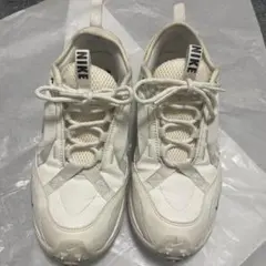週末セール NIKE スニーカー DD9682-100 TC7900 24cmのサムネイル