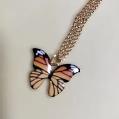 暖色カラーオレンジ色の蝶のペンダント　ネックレス　レディース　ちょうちょ　春