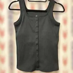 ブラックリブ編み ノースリーブ カップ付きタンクトップ