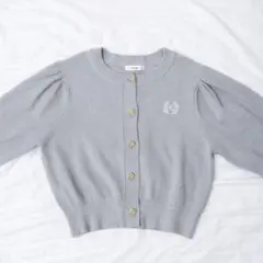 NICECLUP グレー 金ボタン エンブレム パフスリーブ カーディガン