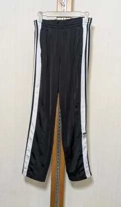 「ADIBREAK（アディブレイク）」トラックパンツ​。adidas。