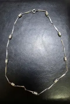 ヴィンテージ デザインネックレス シルバーカラー（素材不明）