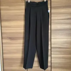 黒 プリーツウエスト テーパードパンツ